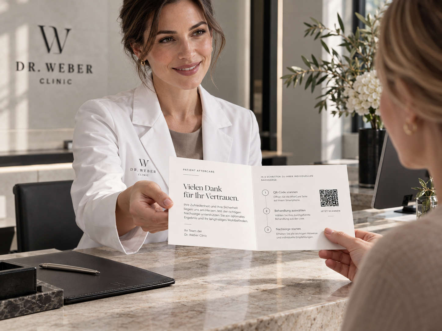 Ärztin übergibt einer Patientin die AfterCare-Karte am Empfang