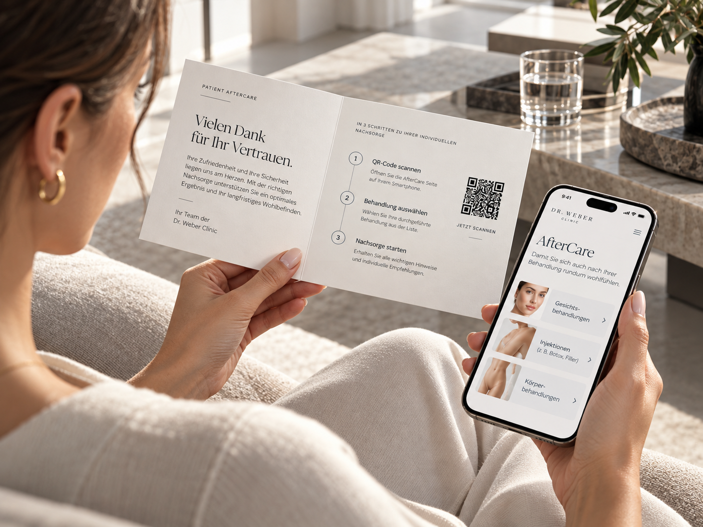 Patientin zu Hause mit AfterCare-Karte und Smartphone