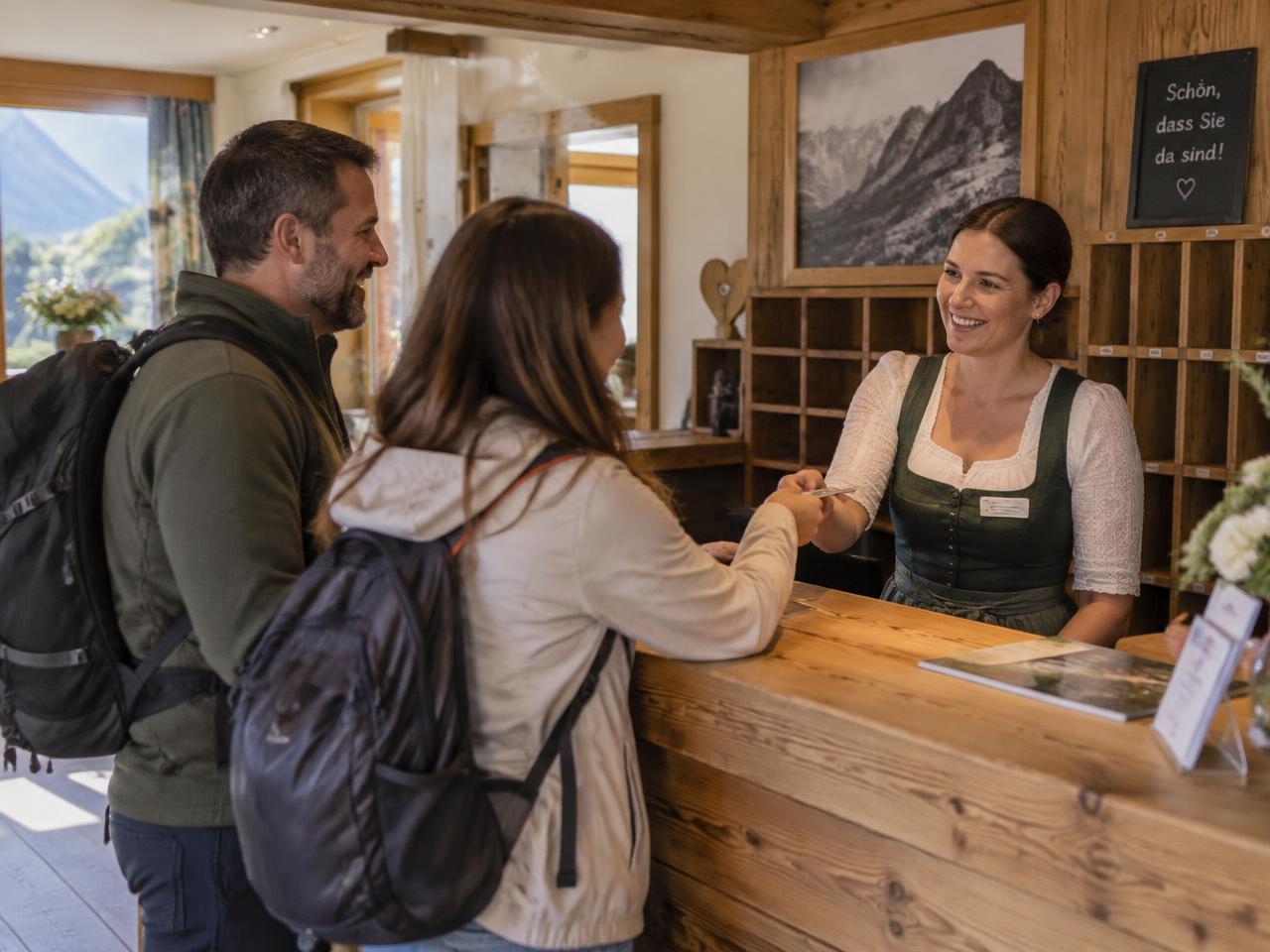 Check-in an einer Hotelrezeption